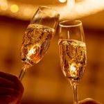 Вино в бокалах.