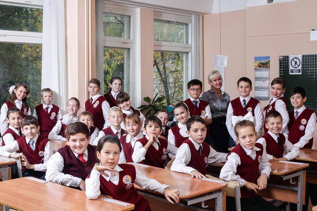 Ученики лицея в форме.