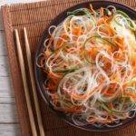 Салат из фунчозы.