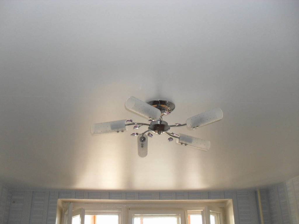 Сатиновый натяжной потолок.