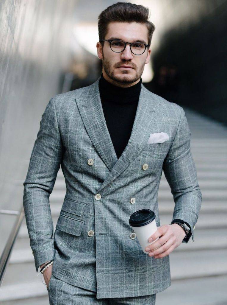 Мужчина в двубортном пиджаке.