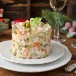 Салат оливье.