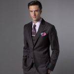 Мужчина в однобортном пиджаке.