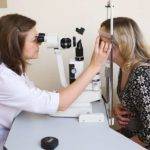 Офтальмолог и пациент.