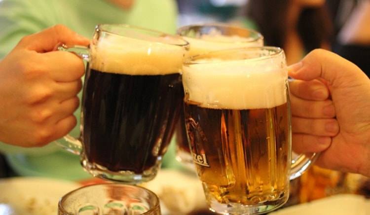Светлое и тёмное пиво.