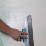 Нанесение шпатлёвки.