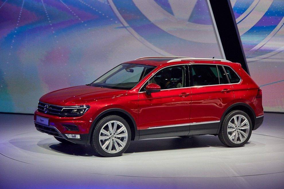 Volkswagen Tiguan второго поколения сбоку.