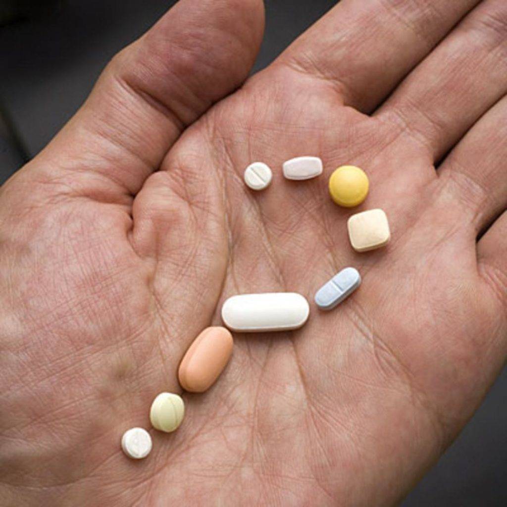 Таблетки транквилизаторы на ладони.