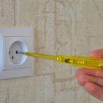 Индикаторная отвертка в розетке.