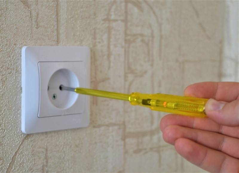 Индикаторная отвертка в розетке.