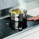 Рука на индукционной панели.