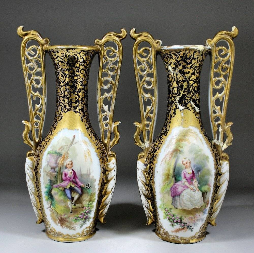 Фарфоровые вазы.