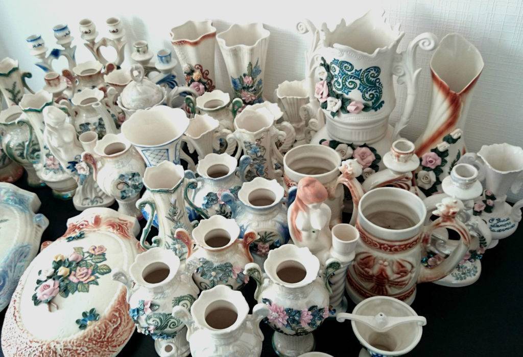 Изделия из фаянса.