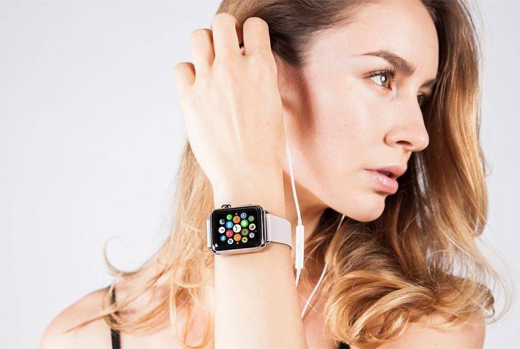 Смарт-часы на руке девушки.