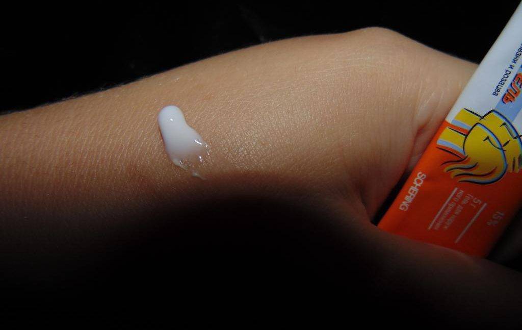 Скинорен гель на руке.