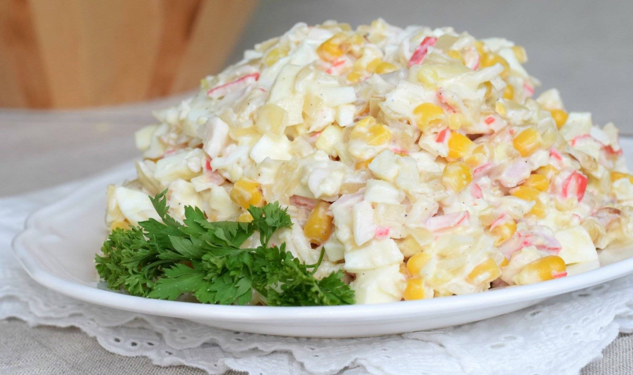 Крабовые салаты — очень вкусные и простые по классическим рецептам