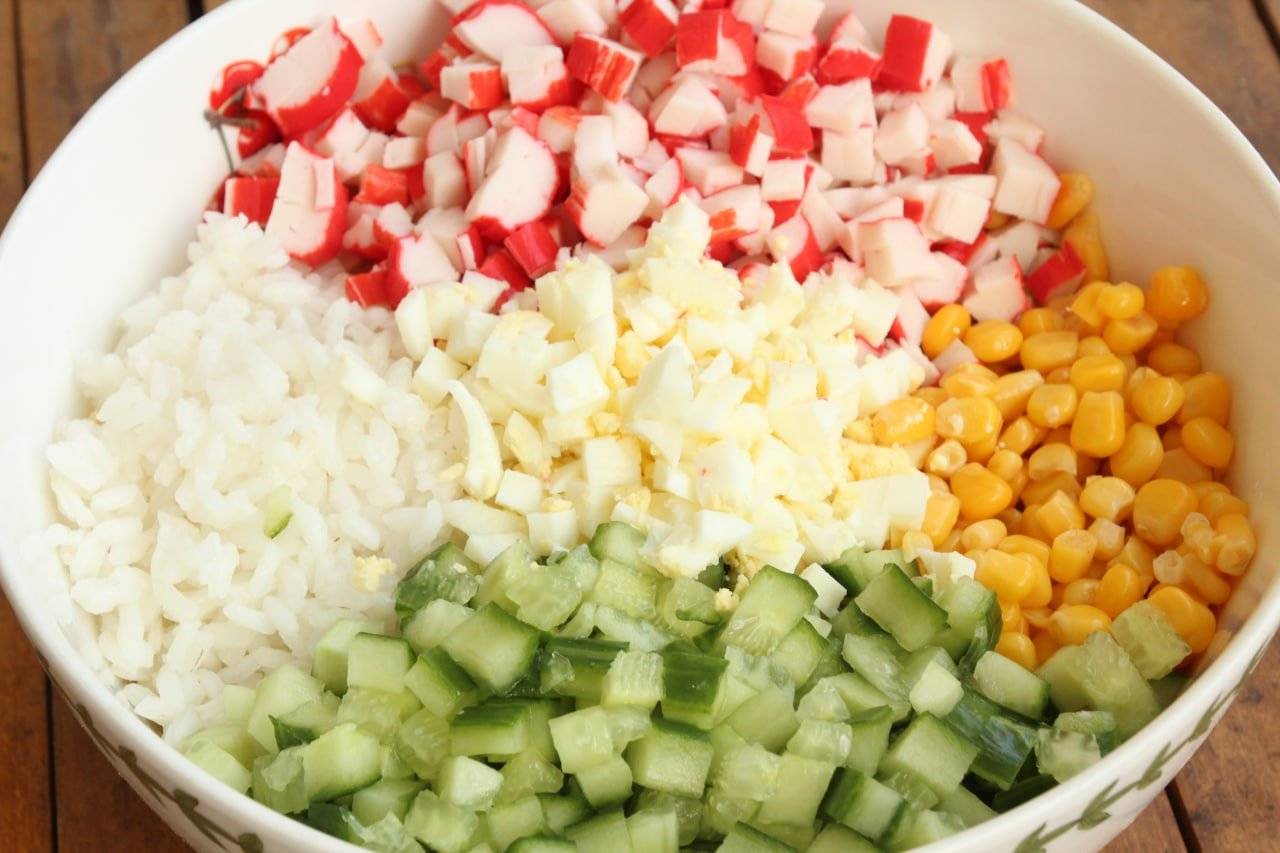 Крабовый салат с кукурузой — очень вкусные классические рецепты