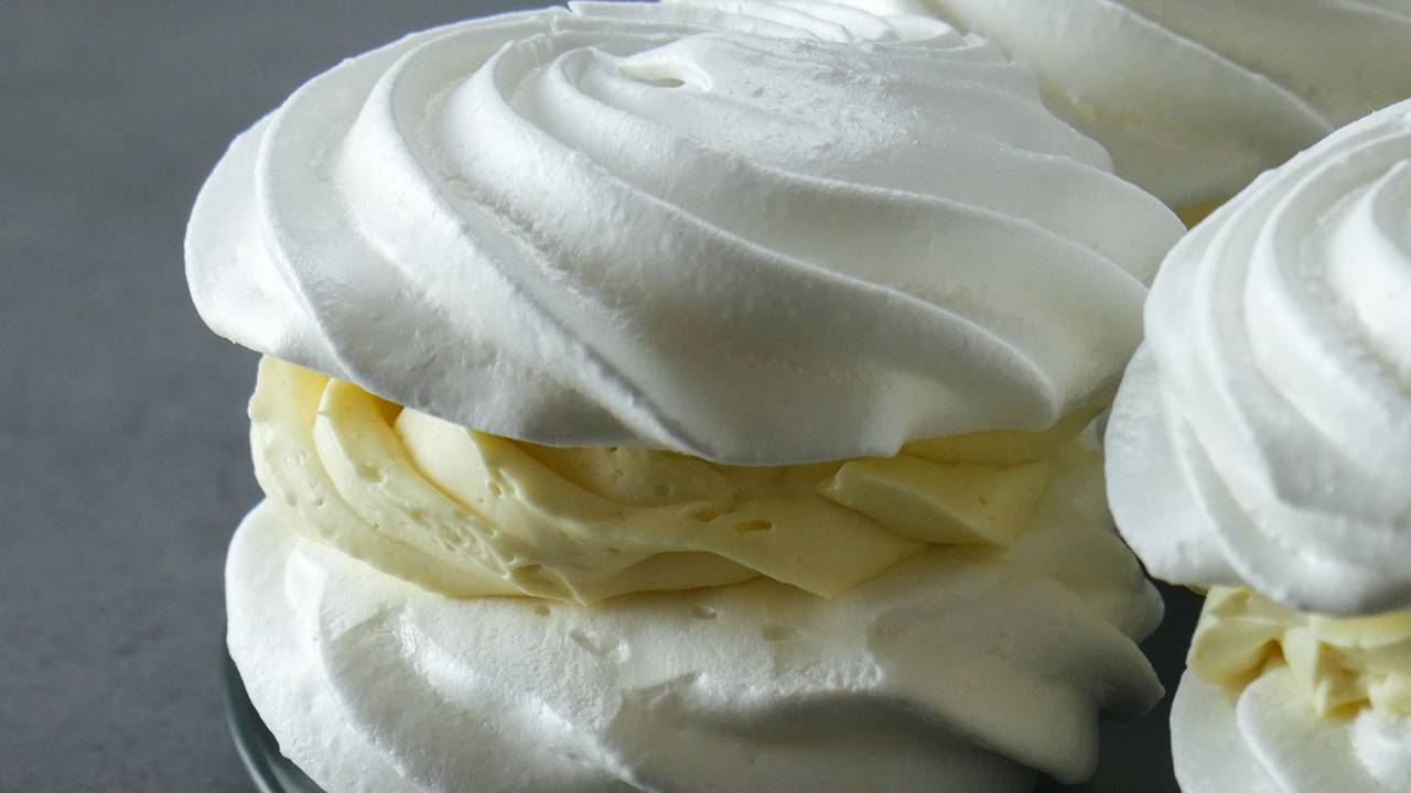 В чем разница между безе и меренгой