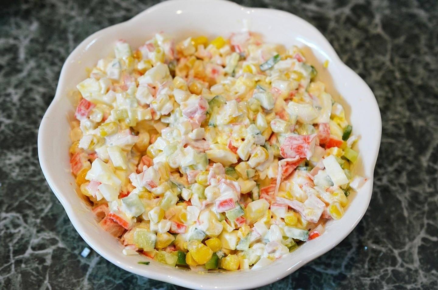 Крабовый салат - 10 классических рецептов