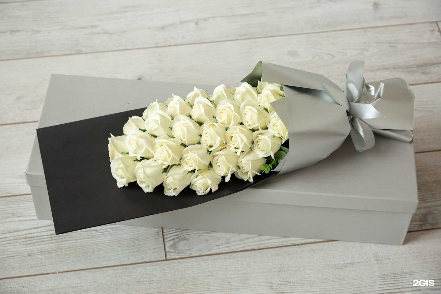 К чему дарят белые розы и что они символизируют?