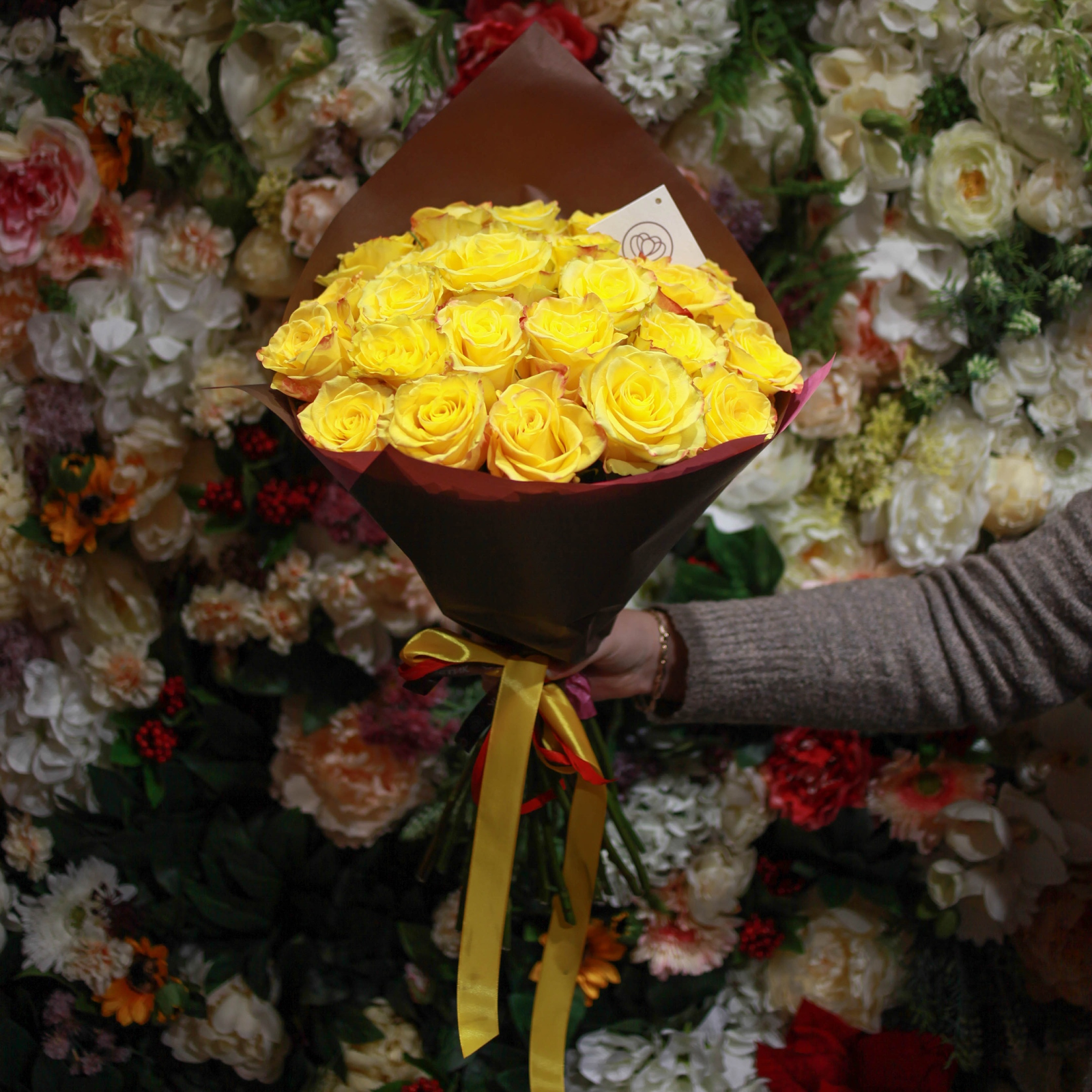 Жёлтые розы: к чему дарят, насколько правдивы приметы и какие цветы можно сочетать в букете для учителя