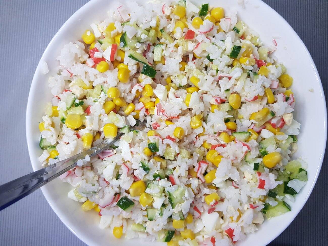 Крабовый салат: простой рецепт из кукурузы и палочек — way2day.com